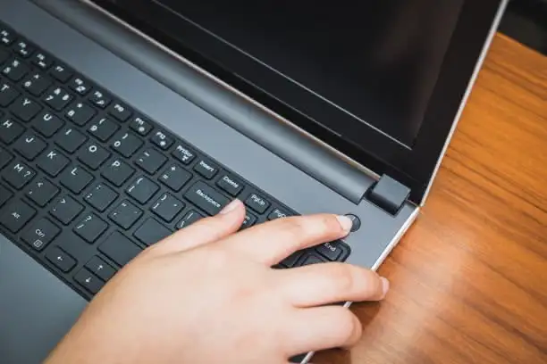 Les solutions si votre PC redémarre en boucle 6 demarrer pc boutton windows panne bug depannage informatique bekky nantes